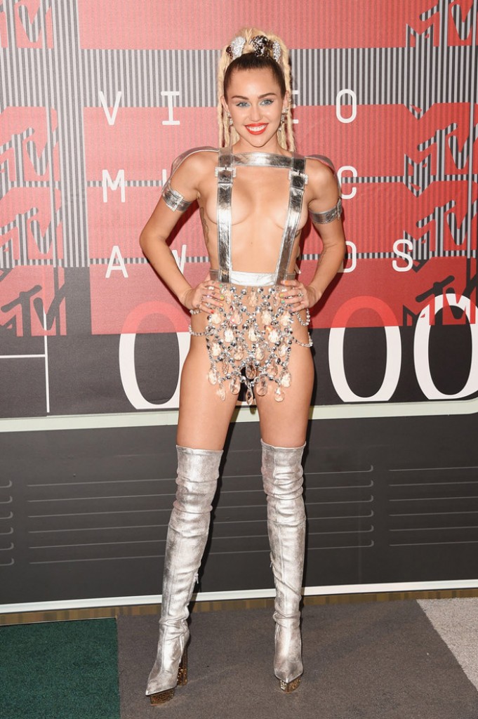 Miley-Cyrus-2015-MTV-VMAs-Versace-Naked-Look