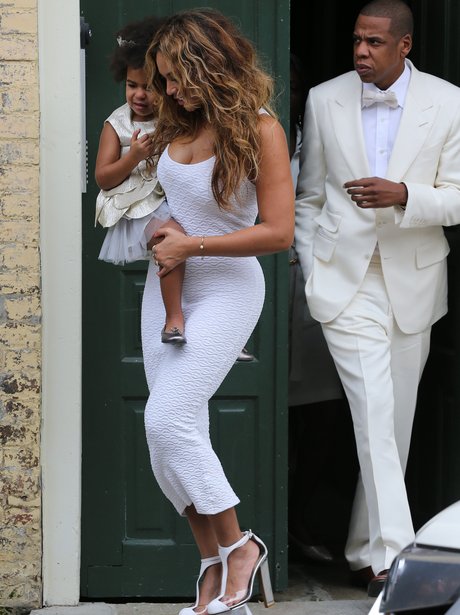 beyonce-jay-z-and-blue-ivy-in-white-1416173125-view-0