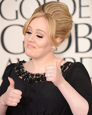 adele-flashing-her-ring-on-the-red-carpet