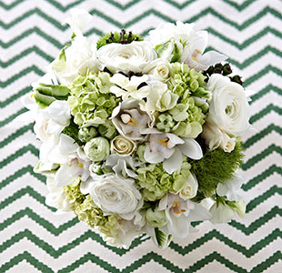 white-and-green-weddding-bouquets