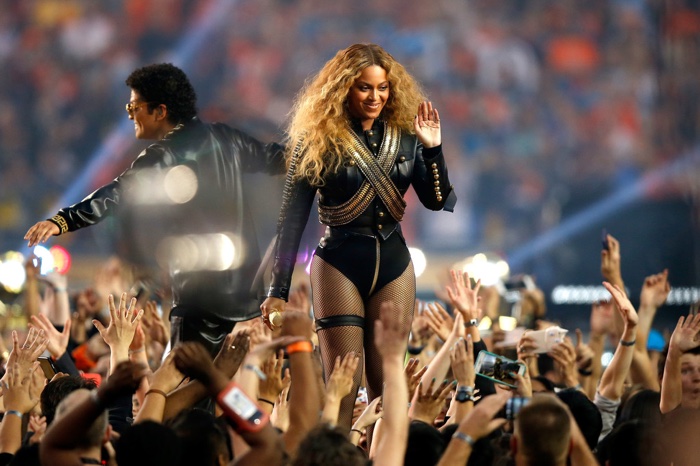 Beyonce-Super-Bowl-2016-Black-Leather-DSquared2-Outfit-2