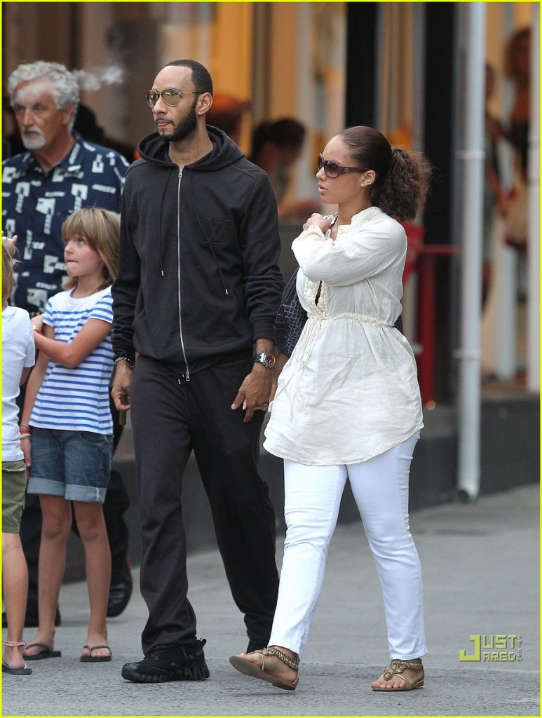 Alicia Keys and Swizz Beatz take a romantic walk in St Barts. The super cute couple were spotted out shopping while holding hands and picked up a few items from shops such as Louis Vuitton. Pictured: Alicia Keys and Swizz Beatz Ref: SPL236881 301210 Picture by: Splash News Splash News and Pictures Los Angeles: 310-821-2666 New York: 212-619-2666 London: 870-934-2666 photodesk@splashnews.com 
